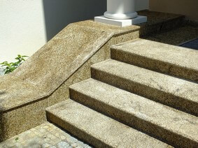 Granitowe schody do domu